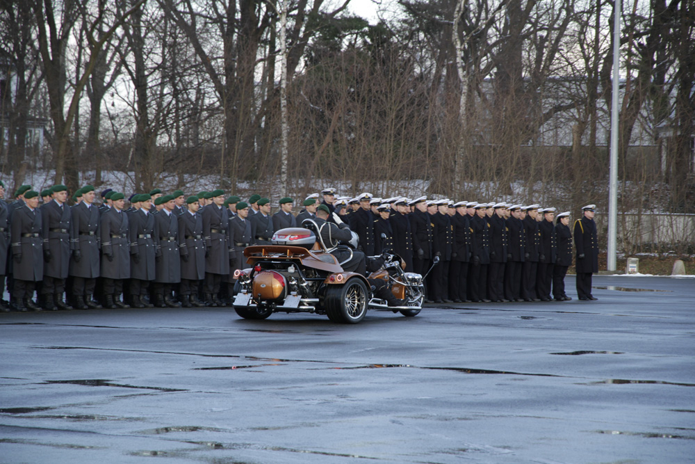 Abschied des Kommandeurs Dr. Dohmen auf einem Trike